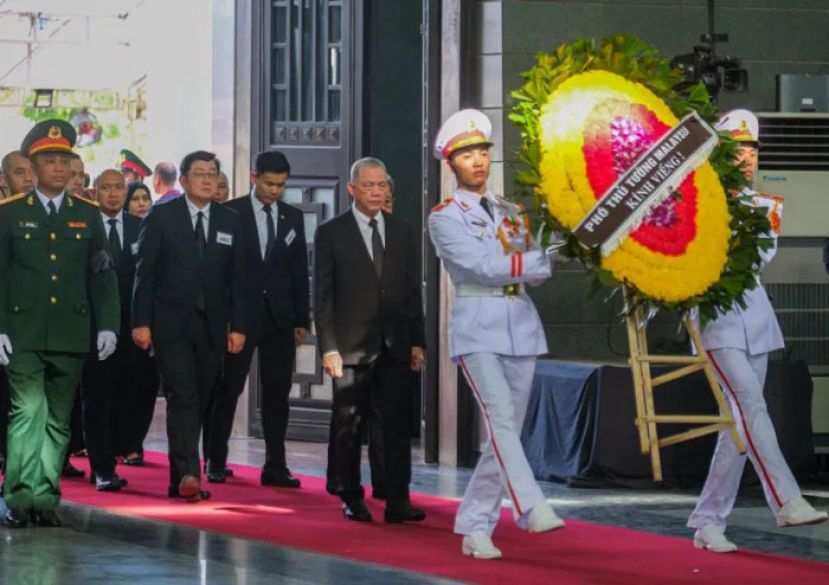 法迪拉在官员陪同下出席阮富仲国葬。
