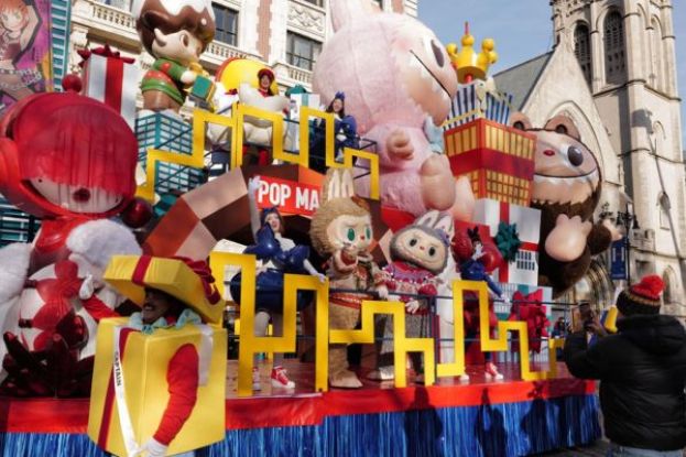 LABUBU首次亮相，纽约感恩节大游行。