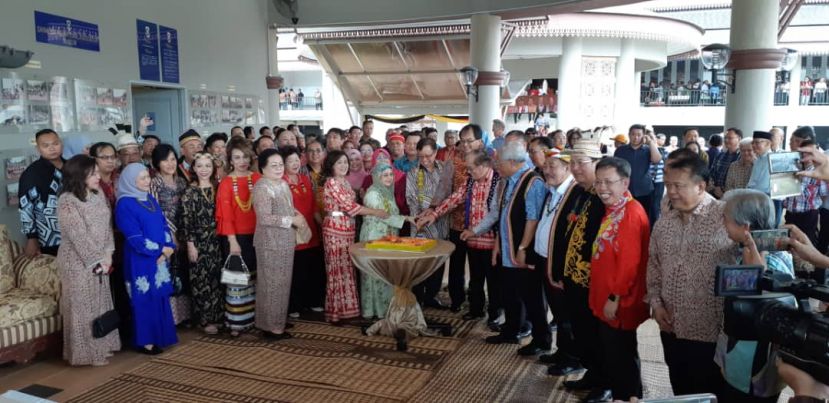 砂首长拿督巴丁宜阿邦佐哈里在土保党国州议员达雅节开放门户活动上，共切父亲节蛋糕。