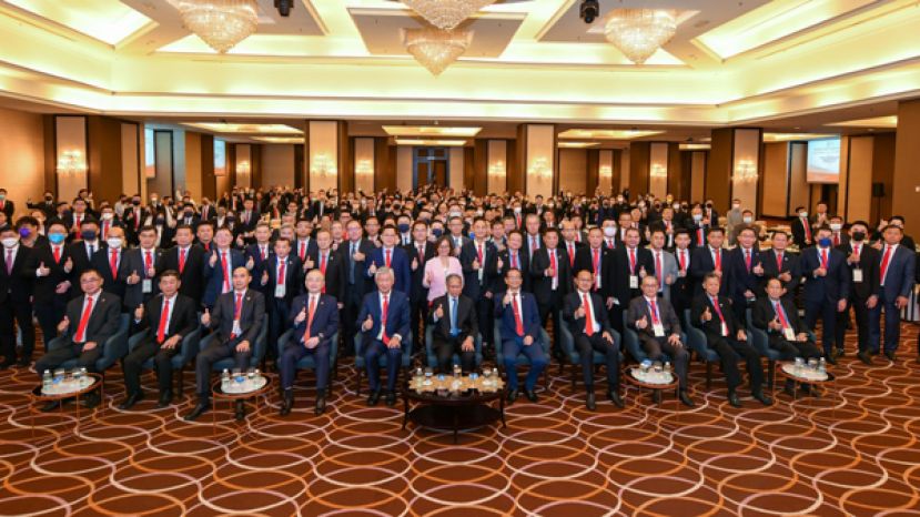 砂拉越中华总商会代表团与首相署（经济）部长拿督斯里慕斯达法（前排右三）、交通部长拿督斯里魏家祥（左三）、中总总会长丹斯里卢成全（左四）合照。