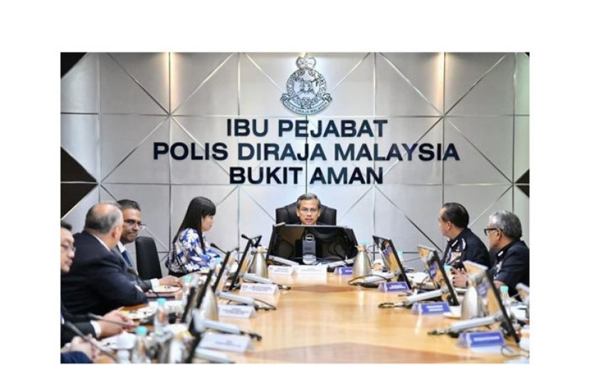 法米（中）在武吉阿曼警察总部主持META公司、大马通讯及多媒体委员会及皇家警察的会议。（法米脸书图）