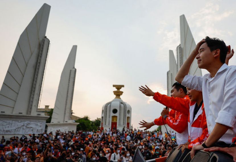 泰国前进党在选举中大获全胜，党魁皮塔率众于15日上街谢票。