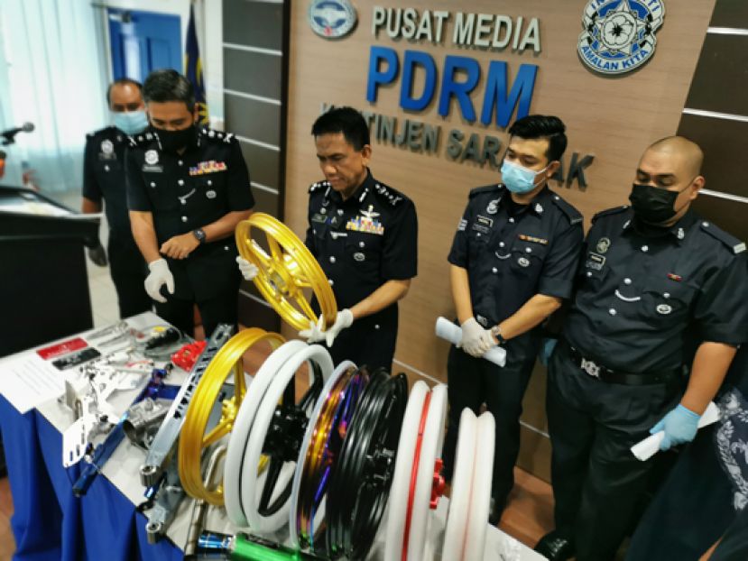 砂副警察总监拿督菲索沙雷（中）在新闻发布会上展示警方起获的贼赃。
