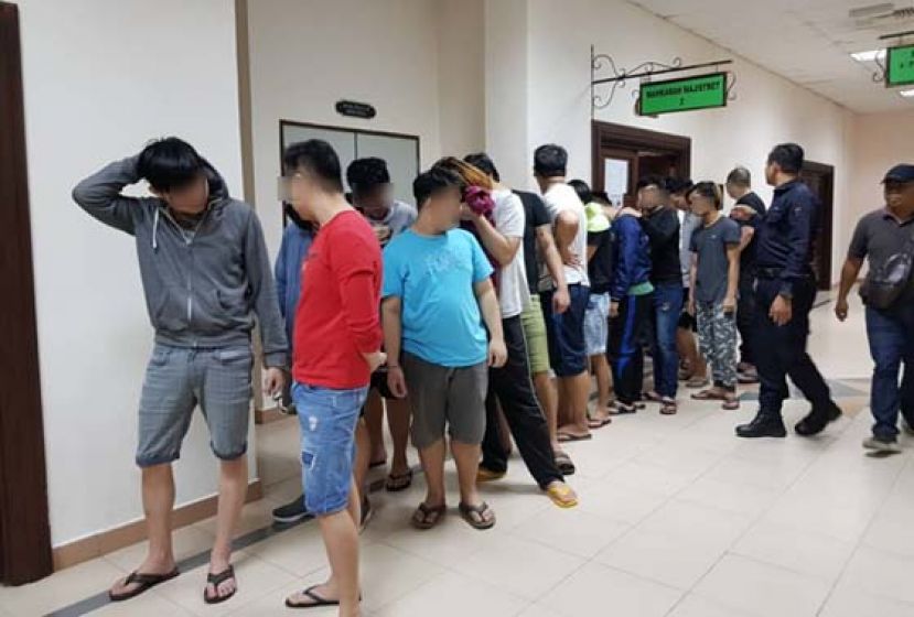 部分嫌犯在庭外准备进入推事庭过堂时摄。