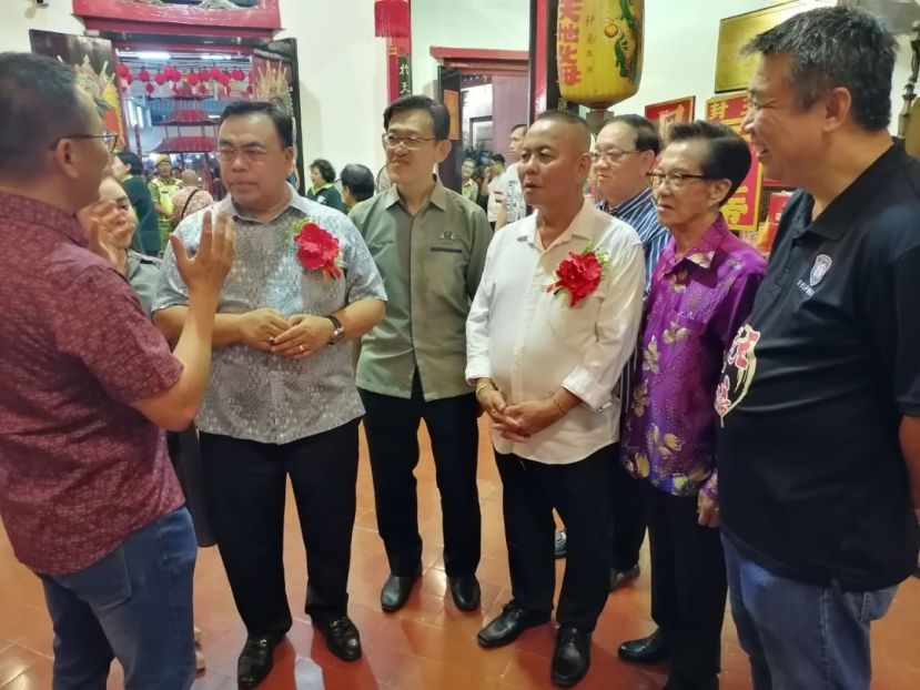 北市市长希尔米（左2）参观亚答街玄天上帝庙聆听陈家富（左）简报；右起为周文盛、本固鲁陈兴枝、甲必丹林传政、北市行政委员薛华东。