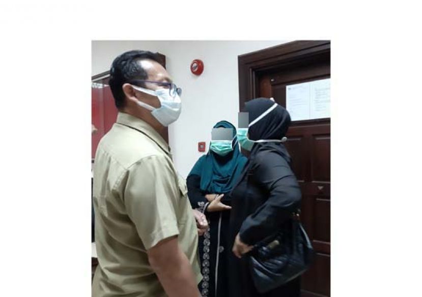 售卖龟蛋而遭提控的2名妇女在庭外等候出庭。