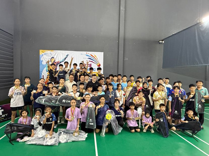 &quot;古晋市青少年公开赛&quot;圆满落幕。古晋市国会议员俞利文于颁奖仪式后与全体得奖球员合摄。