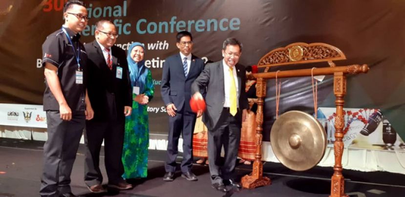 拿督沈桂贤（右一）为全国科学大会主持开幕时摄。