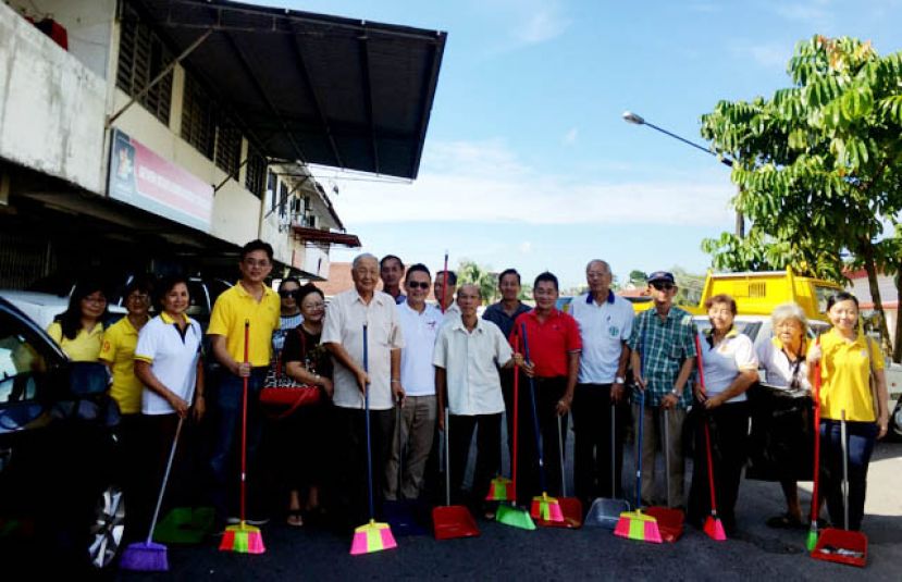 古晋三山花园清洁运动，参加者合影，前排左6为;三山花园安全与发展委员会主席甲必丹陈吉宁。