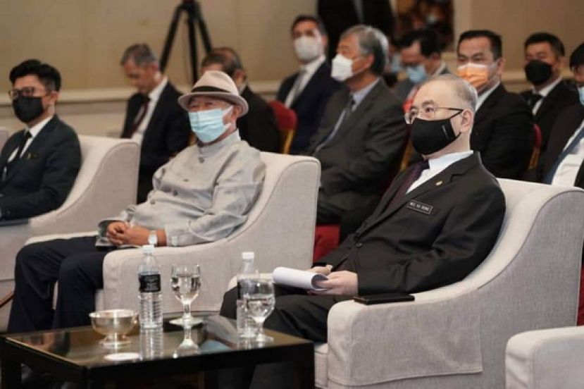魏家祥（右）出席2020世界华人经济峰会。