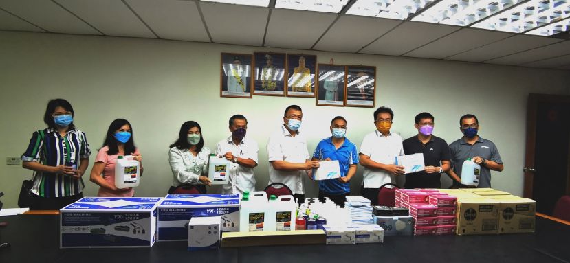 晋汉连省董联会会长拿督蔡文铎（左三）将防疫用品移交予大段大段中公校长贝保锠（左六）、署理会长田松茂（右二）移交予石隆门中公校长蔡常青（右二）、秘书长贝文美（左四）移交予二小校长张丽萍（左三）右一为砂南坡中公校长朱日胜。左一起为石角中公校长李秀华、新梯头中公校长杨小慧。