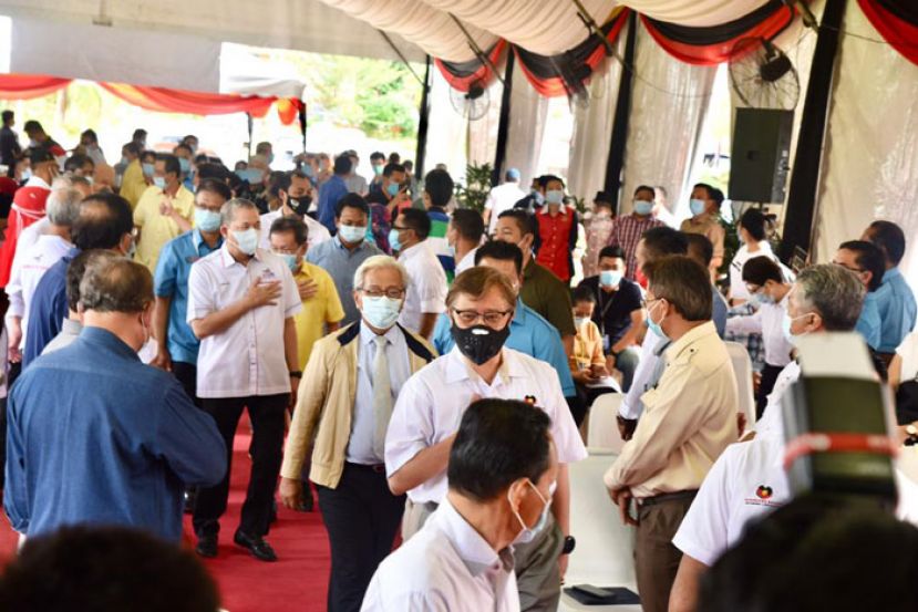 砂首长拿督巴丁宜阿邦佐哈里步入会场，准备为新道路工程主持动土礼。