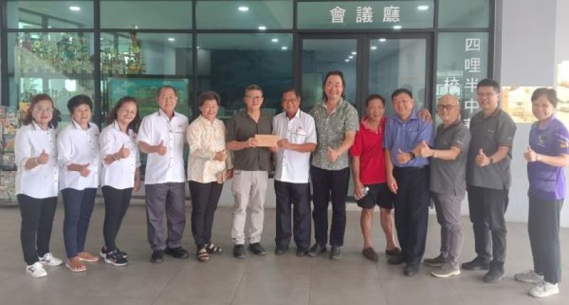 古晋四哩半中华公学校友会筹委会拜访四哩半中华公学校董会，邀他們出席即將舉行的8週年庆典晚宴。庆典大会会长甲必丹周运华（右七）移交庆典邀请函予校董会主席黄强（左六）。右六起為校董会秘书刘祯水、署理主席陈志文、校董林耿鸿、校董许志发及蔡鸿祥。左一起為副校长陈健茹、校友会理事林嫦云、黄细卿、官侑郿、校友会财政许映鸿及校友会副会长兼筹委会主席余悦凤。
