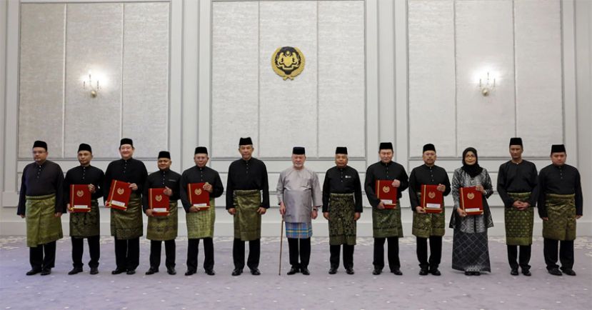 苏丹依布拉欣陛下（中）在委任状颁发仪式后，与7名出使外国的新使节合摄。