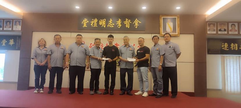 在左起为三马拉汉区代表李慧敏、福利李挺闻以及委员李贝祥：右起为副文教李民嵘、署理会长李仁赵的陪同下，会长李开生（左四）以及副会长李文劳（右四）颁发特优奖时摄。 