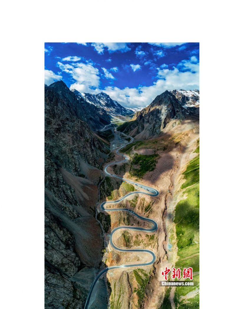 独库公路是世界级的自驾游旅行公路，全长561公里。公路两侧的风景，是美艳绝伦的&ldquo;千里画廊&rdquo;。