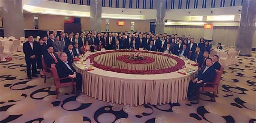 出席中国驻马来西亚大使欧阳玉靖与砂拉越华社交流午宴的一张大合影。主桌左起古晋中华中学校友会会长拿督黄国辉、砂拉越福州社团联合总会名誉会长拿督吴标生、中国驻马来西亚大使馆林士光、砂拉越华人社团联合总会会长拿督斯里黄良杰、中国驻马来西亚大使馆马翠宏、宋晓梅大使夫人、中国驻马来西亚大使欧阳玉靖、砂拉越福州社团联合总会总会长甲必丹拿督刘思乐、中国驻古晋领事馆邢伟平总领事、砂拉越中华总商会总会长江昌文、砂拉越津贴华小董事会联合总会会长拿督蔡文铎、中国驻马来西亚大使馆教育赵长涛、古晋中华总商会会长拿督陈日枝、砂拉越福州社团联合总会永久名誉顾问拿督刘增强以及砂拉越福州社团联合总会署理会长刘恭福县议员。