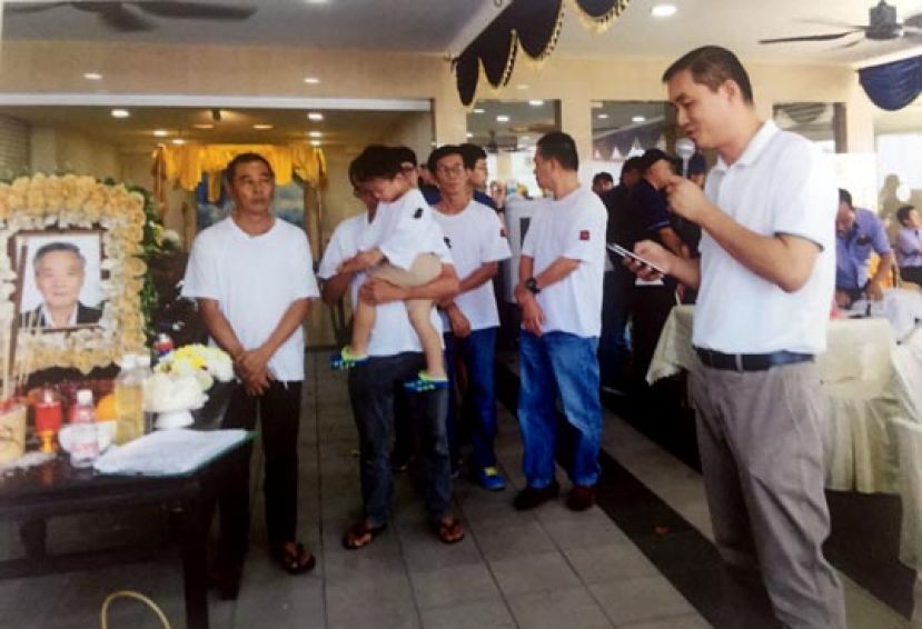 石角民立中学校长李健狮代表亲友社团致哀。