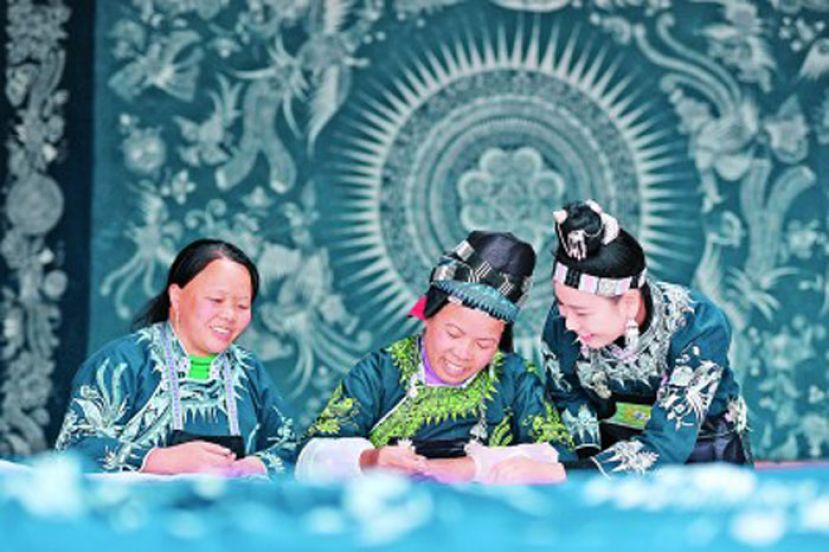 贵州省丹寨县龙泉镇卡拉村的苗族蜡染工坊，村民在画蜡画。