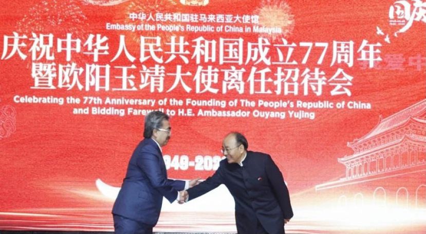 拿督斯里佐哈里(左)代表大马政府向欧阳玉靖献上祝贺。