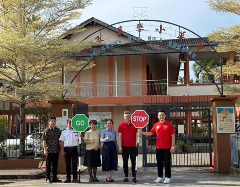 古晋市国会议员俞利文（右2）与朋岭区州议员杨薇讳（左3）共同将两面特别定制的学校专用交通指示牌象征式移交予五小，供校方在繁忙时段使用。