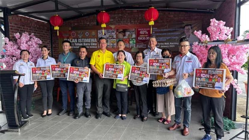 参与农历新年特别促销计划的民众和嘉宾们合影。
