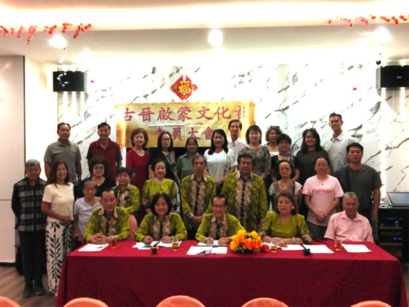 古晋启蒙文化社社员大会开始之前，全体出席者大合照。坐者中为古晋启蒙文化社社长本固鲁陈兴枝。右二为秘书朱秋玲和名誉顾问林继政（右一）、副社长许长铭（左一）及财政蔡天娥（左二）。