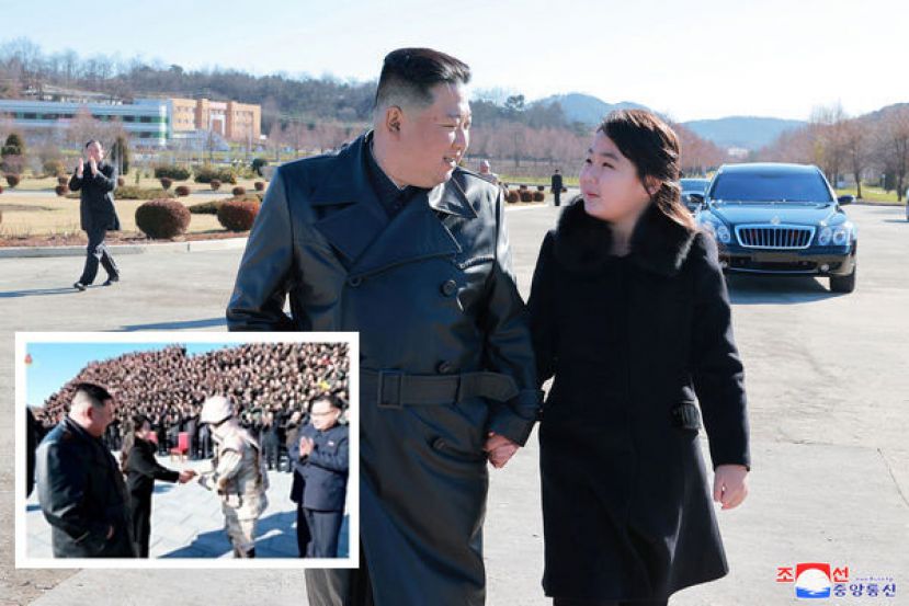 金正恩带著二女儿金主爱在&ldquo;火星-17型&rdquo;飞弹发射车前亮相，与军方拍摄纪念合照。小图为朝鲜4星军官弯腰向金主爱握手敬礼。