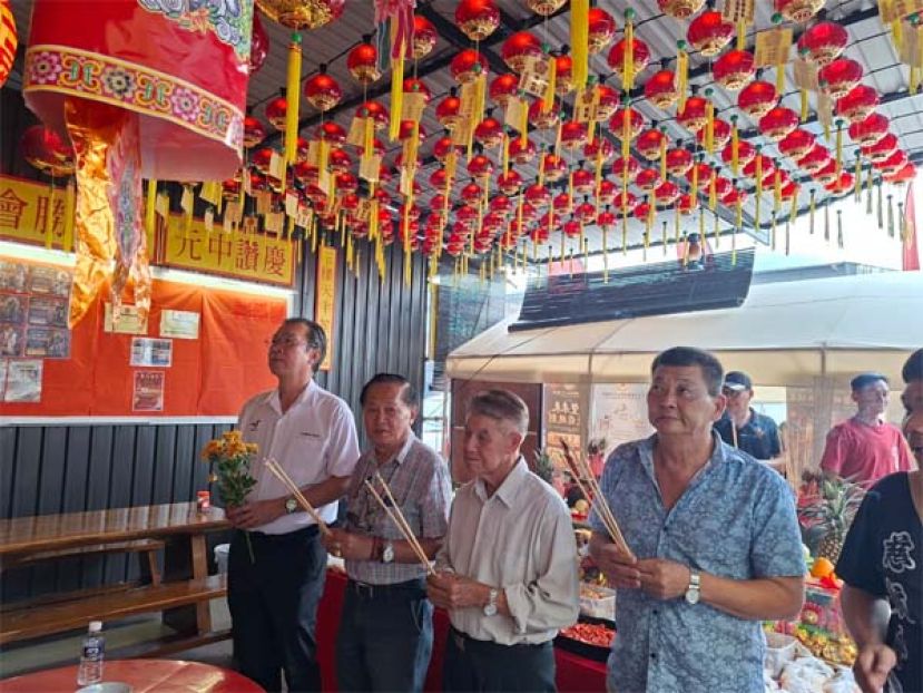 哥打圣淘沙区州议员叶耀星、三哩庙街管理会所同济会主席钟玉琪、甲必丹官德钗以及三哩庙街管理会所名誉顾问章国顺一起进香时摄。 