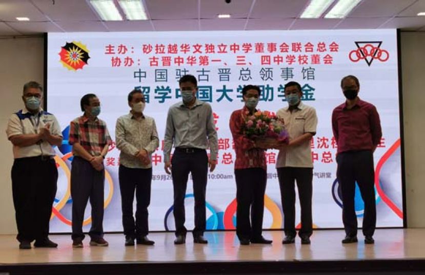 古晋中中校董会主席拿督黄良杰（右2）赠送水果礼蓝予中国驻古晋总领事程广中。