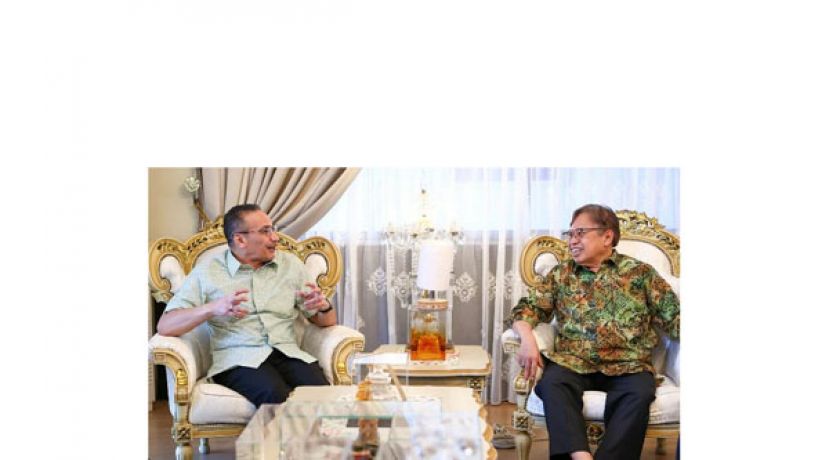 国防部高级部长拿督斯里希山慕丁（左）拜访砂拉越总理拿督巴丁宜丹斯里阿邦佐哈里（右）讨论关于砂拉越的安全问题。