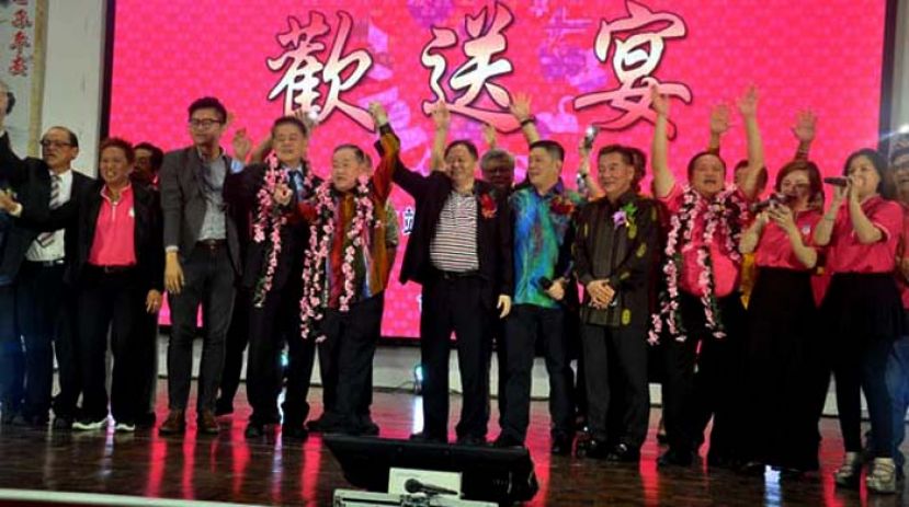 筹委与各国同乡共唱&ldquo;朋友&rdquo;，珍重道别。 