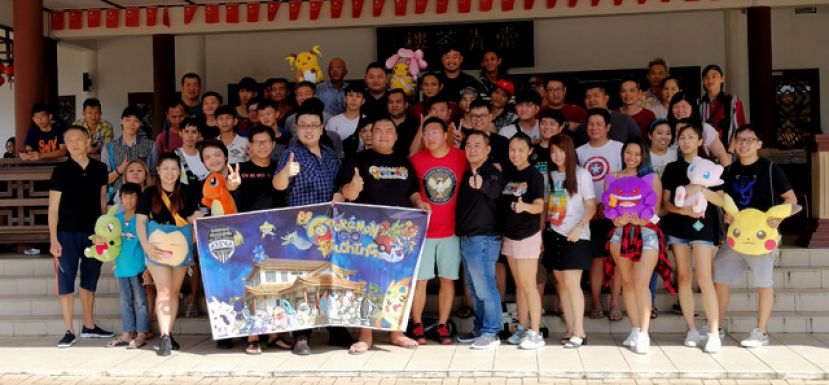宝可梦Go神级玩家陈庆利与玩家们合影，右六;为婆罗洲宝可梦俱乐部负责人范子奇、宝可梦Go神级玩家陈庆利、婆罗洲宝可梦俱乐部负责人刘圣文、萧兆进及卢增凯（右十一）。