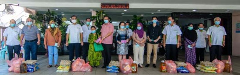 砂云南善堂名誉主席拿督王长福（右九）移交红包予马来受惠者，左起为砂云南善堂副主席钟名宝、名誉主席苏子灿、主席郑文新（左四）及副主席刘顺荣（左五）；右起为福利主任本固鲁田新华、蓝十组主任许清水、善堂副主席郭兴开（右四）、拿督王长福的孙子王善（右五）、副医药邓金海（右七）及拿汀钱秀芳（右八）。