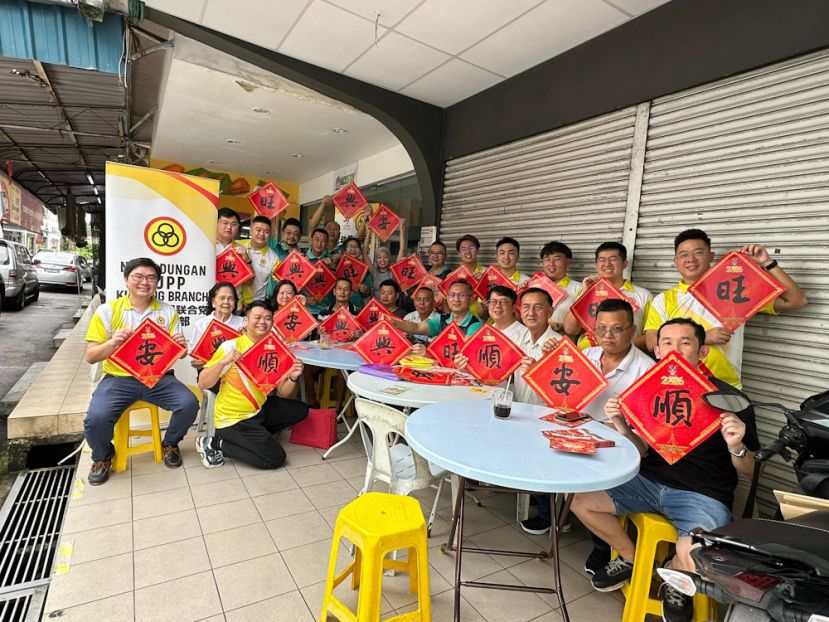 人联党古晋支部设立流动服务柜台深入社区 黄笃荣市议员沿街拜年献贺词  与民同在