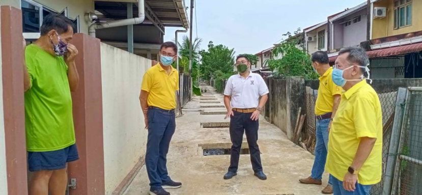 砂副总理沈桂贤（右）巡视石角路廉价房屋后巷排水系统工程并与民众交流。右二起为林亚德、吴忝曷  及陈开。