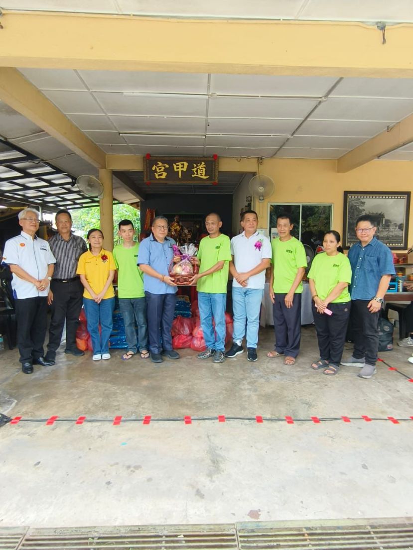 道甲宫派发100份物资传递温情 黄鸿圣赞扬守望相助精神