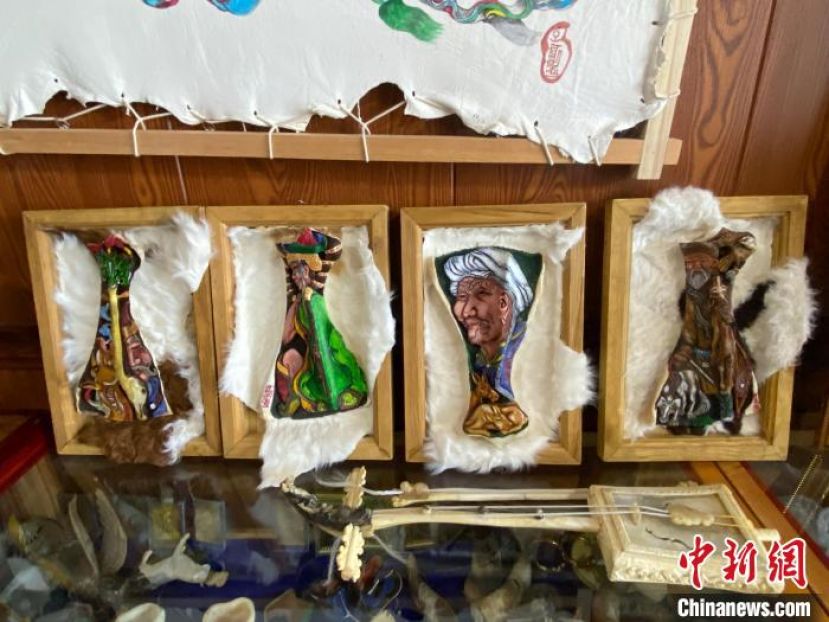 乌云毕力格的骨雕作品。