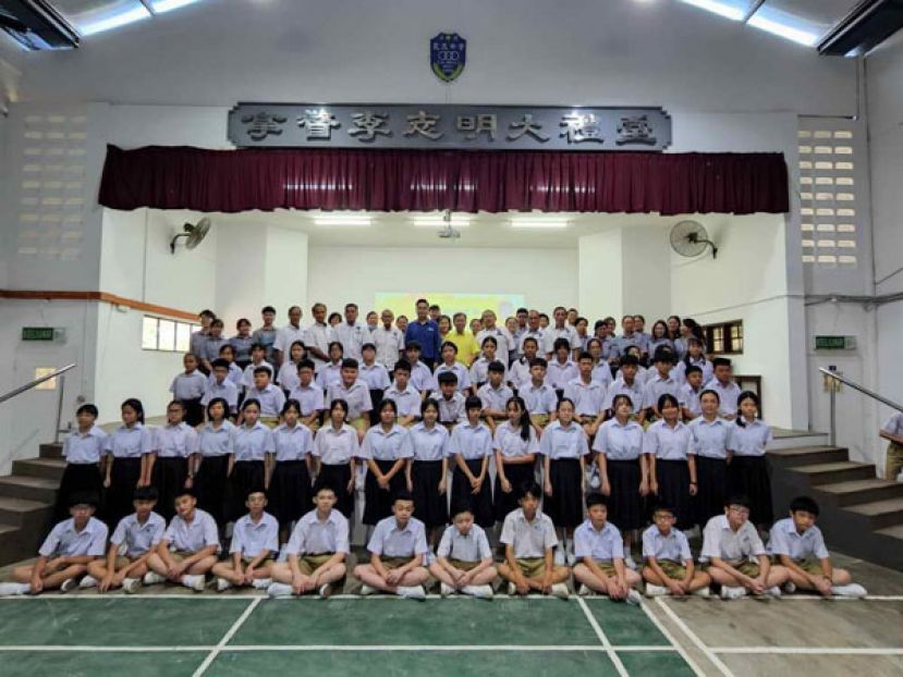 砂拉越副总理拿督斯里沈桂贤医生与全体教职员和初一新生进行大合照。