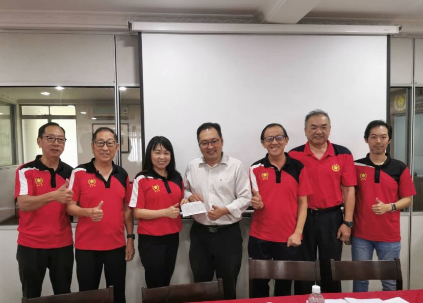 该会法律顾问张健仁现场移交5千令吉支票予该会作为活动经费。