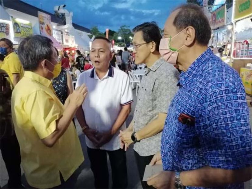 古晋老巴刹民众联谊会&ldquo;古晋文化缤纷庆中秋&rdquo;庆典主席甲必丹林传政（左2起）、顾问薛华东、秘书孙守生礼貌拜会副总理沈桂贤（左1）并交流。