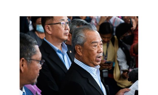 丹斯里慕尤丁在法庭外向媒体发表谈话。