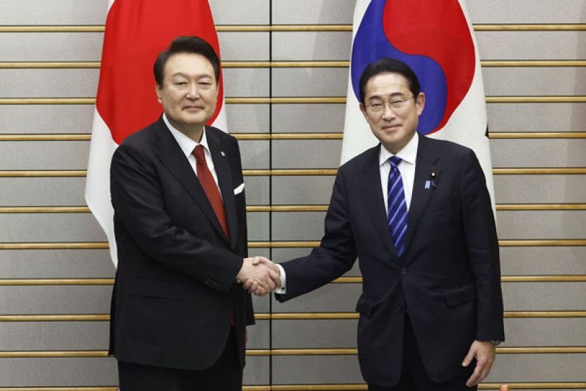 韩国总统尹锡悦（左）与日本首相岸田文雄（右）。