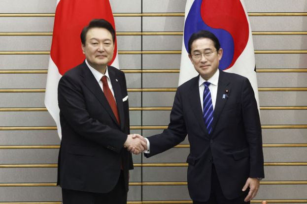 韩国总统尹锡悦（左）与日本首相岸田文雄（右）。