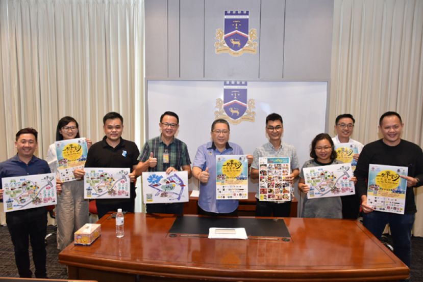 古晋南市市长拿督黄鸿圣（左五）与&ldquo;一起来赏月&rdquo;中秋活动筹委会联合主席蔡集淞（左四）与活动筹委会联合主席刘文保（右四）及筹委会成员合照。