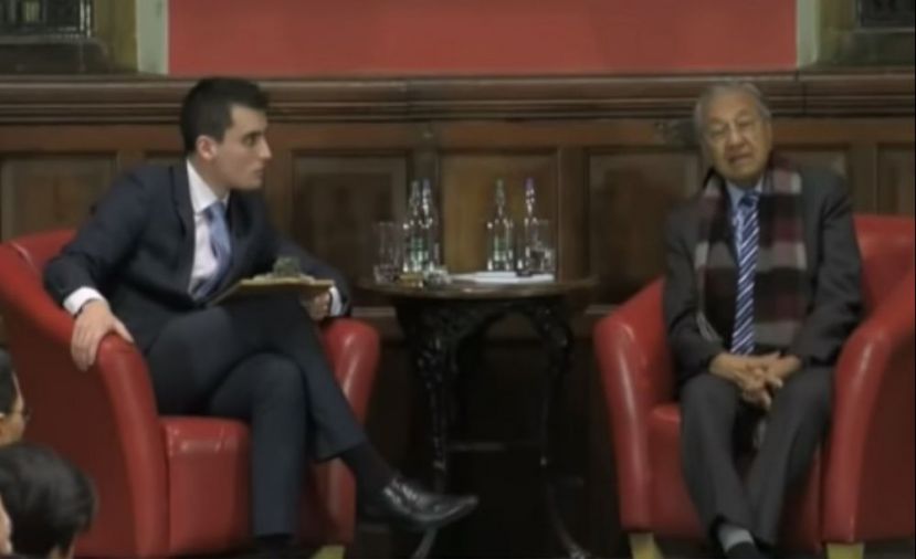  图示：首相敦马哈迪在英国牛津辩论社发表演讲后接受现场观众提问。