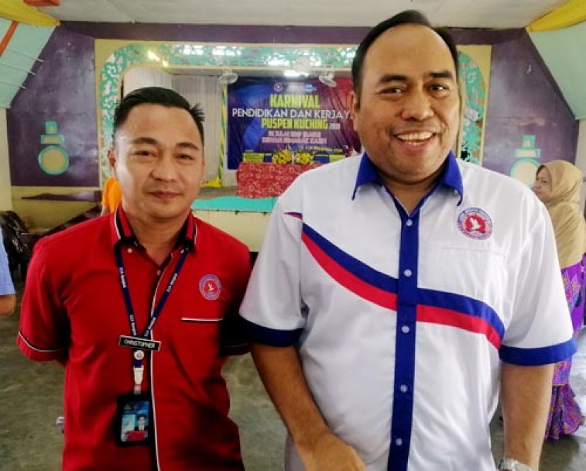 国家反毒机构砂分局局长旺马迪希受访时摄（右），左为;古晋治疗与关爱康复中心（PUSPEN）总监克里斯托弗。