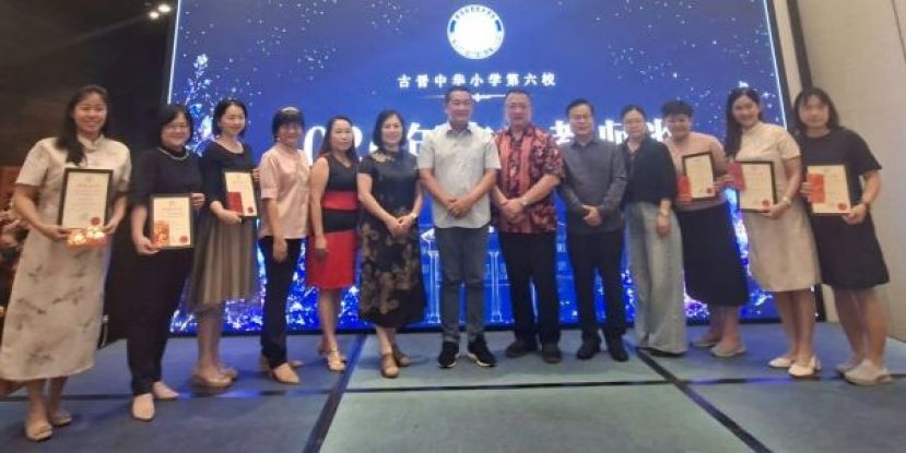颁发2026年教师杰出奖后的合影。左起为六小学生事务主任吕素梅、课外活动主任陈薇薇、校长邓群娇、峇都林当区议员施志豪、古晋中华小学校董会主席拿督蔡文铎、副主席周天龙及六小学术主任游万秋和主宾及校董等合影。