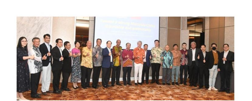 中国驻马大使欧阳玉靖（中）与来宾合影。