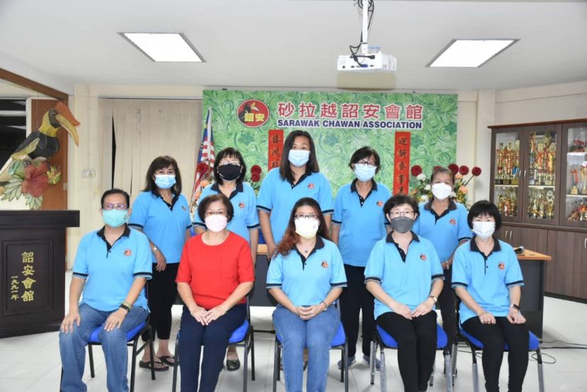砂拉越诏安会馆妇女组新届理事合照。